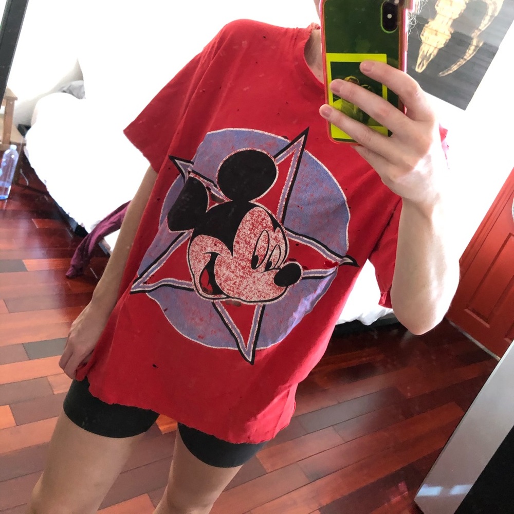 Oversized Vintage Disney tee. 🐭